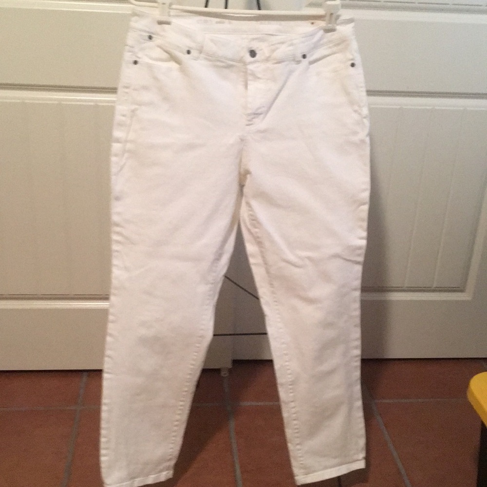 Talbots white denim, ankle length jeans in EXCELLENT CONDITION
